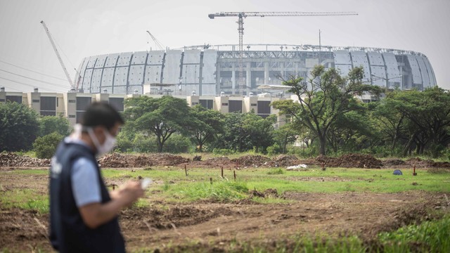 Petugas berada lokasi yang akan dibangun Jakarta International E-Prix Circuit (JIEC) di kawasan Taman Impian Jaya Ancol, Jakarta, Rabu (22/12/2021). Foto: Aprillio Akbar/Antara Foto