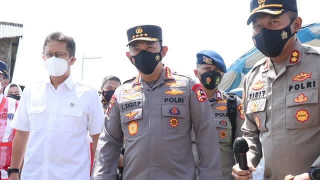 Kapolri Jenderal Listyo Sigit Prabowo dan rombongan menteri memantau aktivitas di perairan Banten, Rabu (22/12). Foto: Polri