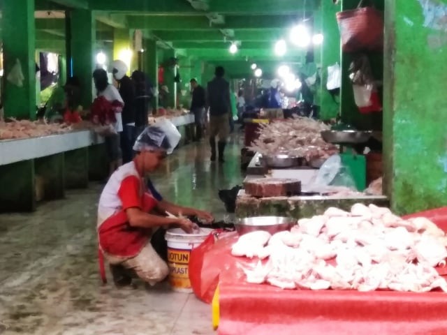 Pedagang ayam di pasar Pangkalpinang.