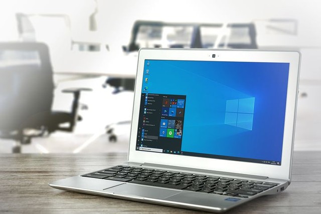 Ilustrasi laptop dengan sistem operasi Windows. Foto: iStock