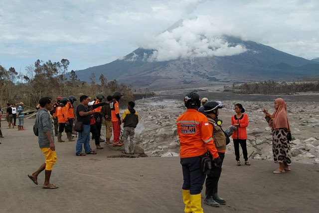 Update Korban Erupsi Gunung Semeru: 51 Orang Meninggal Dunia | Kumparan.com