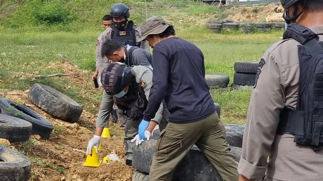 Detasemen Gegana Satuan Brimob Polda Sulteng memusnahkan barang bukti sebanyak enam bom lontong milik teroris Poso, Rabu (22/12). Foto: Istimewa