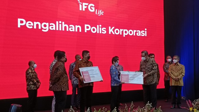 Penyerahan polis PT Asuransi Jiwasraya ke PT Asuransi Jiwa IFG (IFG Life) secara simbolis di Graha CIMB Niaga, Jakarta, Rabu (22/12). Foto: Fariza Rizky Ananda/kumparan