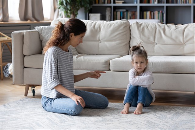 https://www.istockphoto.com/photo/strict-mother-scolding-offended-naughty-little-daughter-pointing-finger-gm1254860299-366927798?utm_source=pixabay&utm_medium=affiliate&utm_campaign=SRP_image_sponsored&referrer_url=http%3A%2F%2Fpixabay.com%2Fid%2Fimages%2Fsearch%2Forang%2520tua%2520dan%2520anak%2520marah%2520marah%2F&utm_term=orang%20tua%20dan%20anak%20marah%20marah