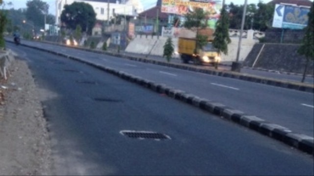 Drainase di ringroad utara Jogja dinilai membahayakan pengendara motor. Foto: Istimewa