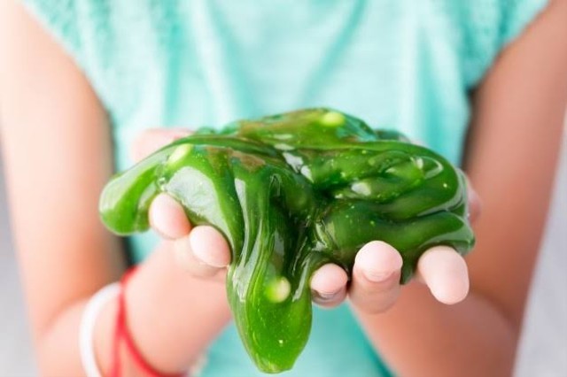 Slime adalah salah satu mainan yang kini banyak digemari oleh anak-anak. Foto: Freepik.com