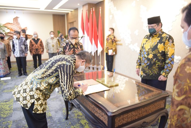 Edi Prio Pambudi (Kiri) dilantik sebagai Deputi VII Kemenko Perekonomian membidangi Koordinasi Kerja Sama Ekonomi Internasional. Foto: Dok. Kemenko Perekonomian.