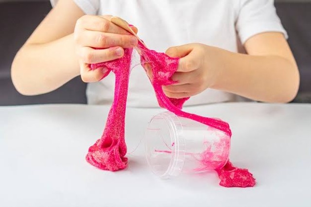 Slime adalah mainan anak yang dapat bermanfaat untuk melatih kreativitas anak. Foto: Freepik.com