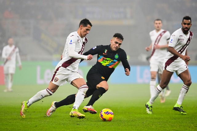 Pemain Inter Milan Lautaro Martinez berusaha merebut bola dari pemain Torino pada pertandingan lanjutan Liga Italia di Stadion San Siro, Milan, Italia. Foto: Miguel MEDINA / AFP