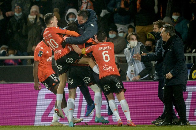 Selebrasi pemain FC Lorient usai mencetak gol ke gawang Paris Saint-Germain pada pertandingan lanjutan Liga Prancis di Stadion Yves Allainmat-Le Moustoir, Lorient, Prancis. Foto: JEAN-FRANCOIS MONIER / AFP