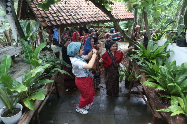Sejumlah perempuan lintas komunitas menggunakan kain tradisional  saat merayakan hari ibu di kawasan Depok, Jawa Barat. Foto: Dok. Istimewa