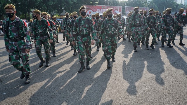 Anggota TNI mengikuti Apel Gelar Pasukan Operasi Lilin Jaya 2021 di Polda Metro Jaya, Kamis (23/12/2021). Foto: Jamal Ramadhan/kumparan