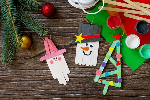 Dekorasi Natal dari stik es krim. Foto: Shutterstock