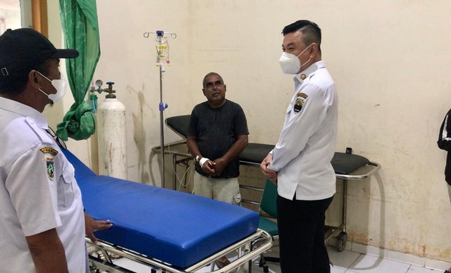 Bupati Kaimana, Freddy Thie (kanan) didampingi Direktur RSUD Kaimana, Subhan Hasanoessy (kiri) ketika menjenguk salah satu pasien di IGD RSUD Kaimana