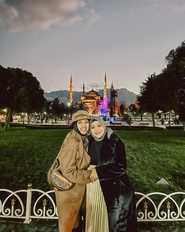 Aurel Hermansyah akhirnya bertemu ibu mertua. Foto: Instagram/@genifaruk