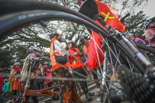 Peringati Hari Ibu, 100 Ibu-Ibu Bersepeda Keliling Kota Bandung (21026)