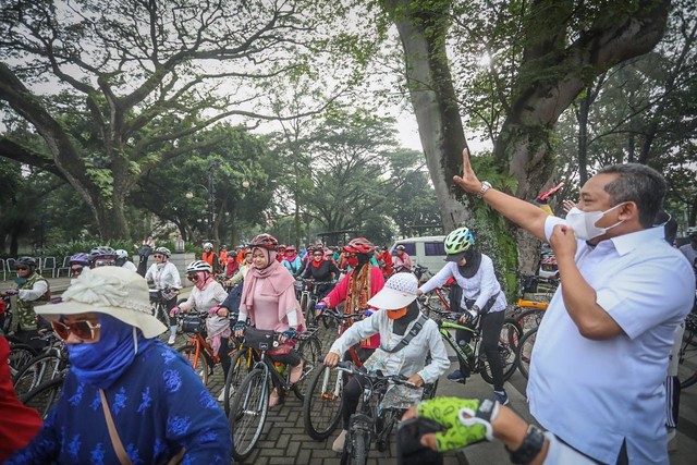 Peringati Hari Ibu, 100 Ibu-Ibu Bersepeda Keliling Kota Bandung (21027)