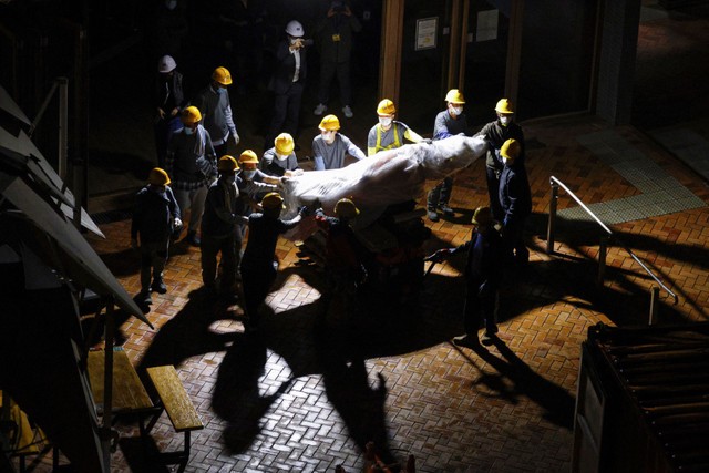 Pekerja membongkar monumen Tragedi oleh pematung Denmark Jens Galschiot yang untuk membayar upeti kepada para korban penumpasan Lapangan Tiananmen di Beijing pada tanggal 4 Juni 1989, di Universitas Hong Kong. Foto: REUTERS/Tyrone Siu