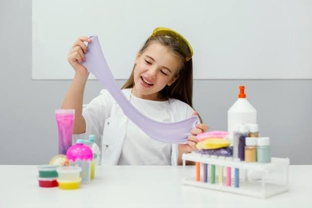 Slime adalah mainan anak yang berasal dari berbagai macam bahan. Foto: Freepik.com