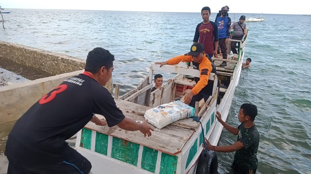 Dompet Dhuafa Sulawesi Selatan salurkan bantuan bagi penyintas gempa di Kepulauan Selayar, Sulawesi Selatan, di tempuh dengan perahu untuk pendistribusian. (Senin, 20/12) Dok. Dompet Dhuafa