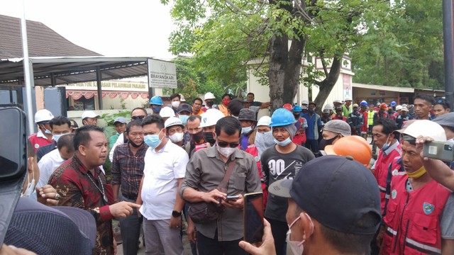 Suasana unjuk rasa didepan Kantor TKBM Panjang, Bandar Lampung. | Foto: Bella Sardio/Lampung Geh