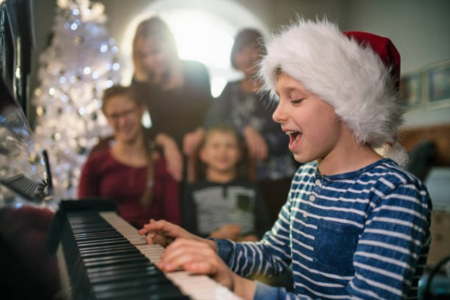 Ilustrasi menyanyikan lagu Selamat Natal Mama dan Papa. Foto: iStock