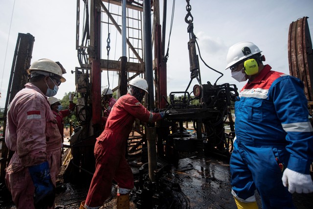 Pekerja PT Pertamina Hulu Rokan melakukan perawatan sumur di Rig ATS 2517 di Duri Steam Flood (DSF) Field Duri, Blok Rokan, Bengkalis, Riau, Rabu (22/12/2021). Foto: Nova Wahyudi/Antara Foto