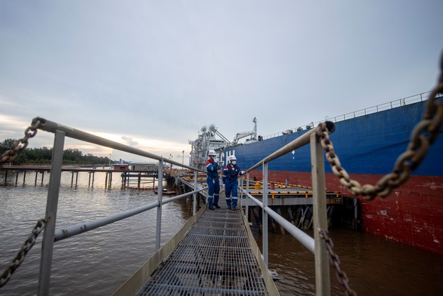 Pekerja PT Pertamina Hulu Rokan (PHR) mengecek proses pengapalan lifting minyak mentah produksi PHR di Dumai Terminal Oil Wharf, Dumai, Riau, Rabu (22/12/2021). Foto: Nova Wahyudi/Antara Foto