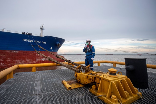 Pekerja PT Pertamina Hulu Rokan (PHR) mengecek proses pengapalan lifting minyak mentah produksi PHR di Dumai Terminal Oil Wharf, Dumai, Riau, Rabu (22/12/2021). Foto: Nova Wahyudi/Antara Foto