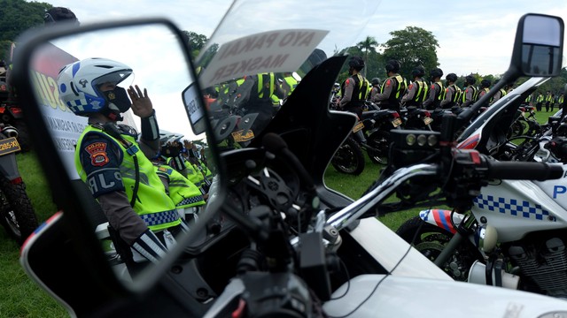 Sejumlah anggota kepolisian mengikuti apel gelar pasukan Operasi Lilin Agung 2021 di Lapangan Puputan Margarana Renon, Denpasar, Bali, Kamis (23/12/2021). Foto: Nyoman Hendra Wibowo/ANTARA FOTO