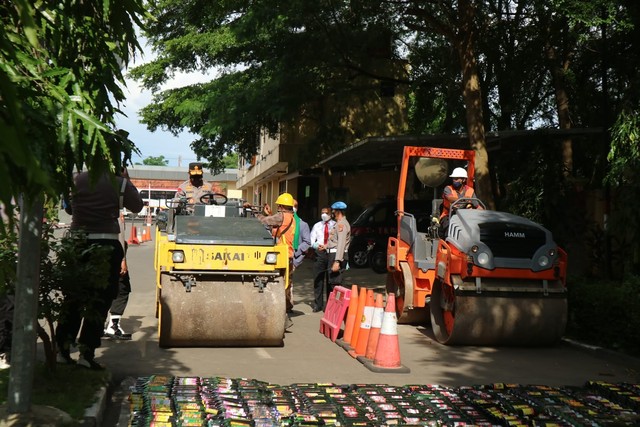 Polda Banten Musnahkan Puluhan Ribu Botol Miras Jelang Nataru