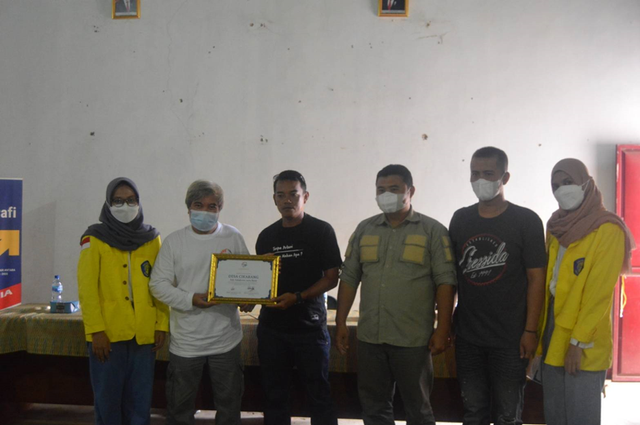 Pemberian sertifikat sebagai simbol pembentukan Forum Pemetaan Partisipatif Desa Cikarang. (foto: dokumentasi tim pengabdian masyarakat UI)
