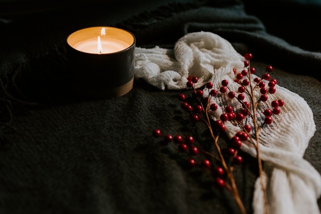 https://unsplash.com/@kellysikkema - Makna lilin Natal