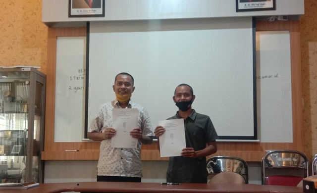 Penandatanganan MoU oleh Ketua Jurusan Sastra Inggris UM Dr. Suharyadi bersama GM Tugu Malang ID Fajrus Sidiq, 2020 lalu. Foto Feny Yusnia