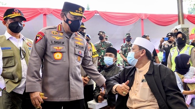 Kapolri Jenderal Listyo Sigit Prabowo saat meninjau vaksinasi di Bogor, Jawa Barat, Kamis (23/12). Foto: Polri