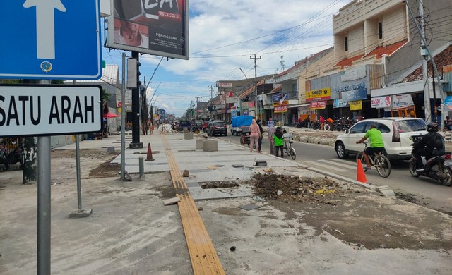 Proyek pekerjaan "Malioboro" City Walk di Jalan Ahmad Yani Kota Tegal, Kamis (23/12/2021). (setyadi/panturapost.com)
