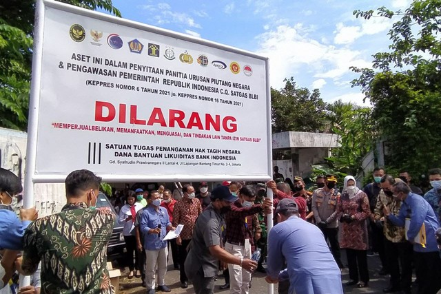 Pemasangan plang penyitaan aset PT Wastra Indah milik Grup Texmaco di Kota Batu oleh DJKN, KPKNL dan Forkopimda Kota Batu, Kamis (23/12/2021). Foto/Azmy