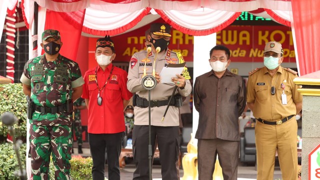 Kapolda Kalteng Irjen Pol Nanang Avianto saat membacakan maklumat Kapolri terkait operasi lilin telabang di Mapolda Kalteng. (FOTO: Humas Polda Kalteng).