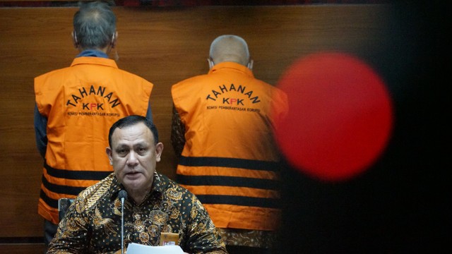 Ketua KPK Firli Bahuri saat konferensi pers penetapan tersangka kasus dugaan korupsi di Banjar, Kamis (23/12). Foto: KPK