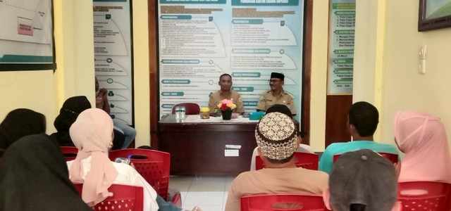 Wakil Bupati Halmahera Tengah Abdurrahim Odeyani saat memberikan pengarahan kepada pedagang yang nanti menempati kios di Plaza Weda. Foto: Risno Hamisi/JMG