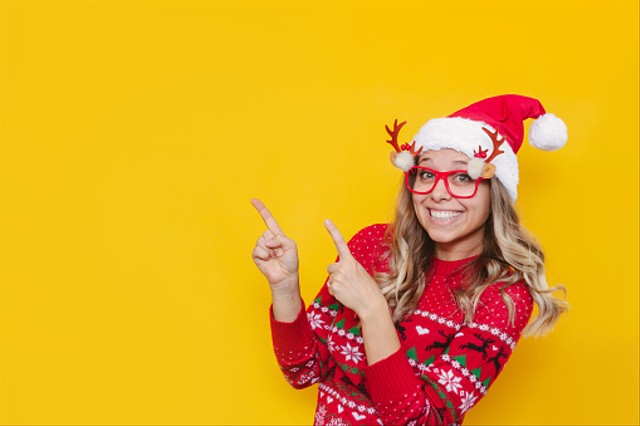 Ilustrasi Outfit Natal. Sumber: Unsplash.