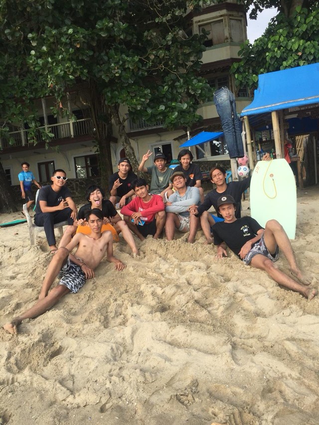 Menikmati keindahan Pantai Carita di depan villa warna warni Foto by : Oji