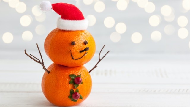 Buah jeruk bentuk manusia salju. Foto: Shutterstock