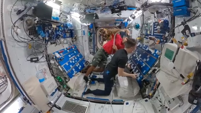 Astronaut pangkas rambut di luar angkasa. (Foto: @astro_matthias/Twitter)