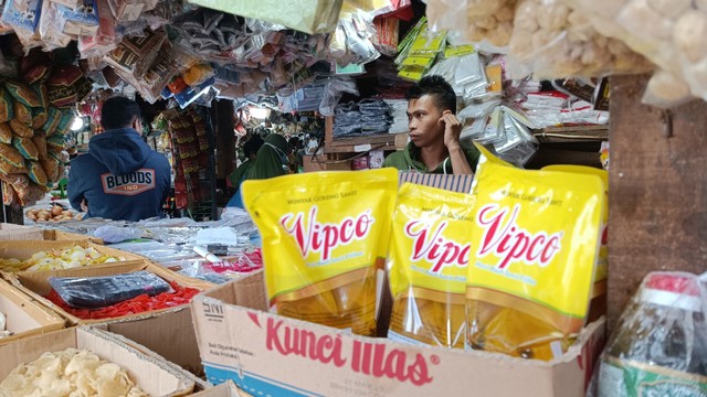 Pedagang minyak goreng di Pasar Jaya, Pasar Minggu, Jakarta Selatan, Jumat (24/12). Foto: Fariza Rizky Ananda/kumparan