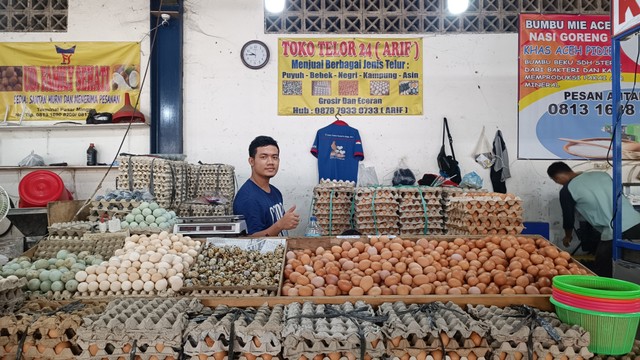 Pedagang telur ayam di Pasar Jaya, Pasar Minggu, Jakarta Selatan, Jumat (24/12). Foto: Fariza Rizky Ananda/kumparan