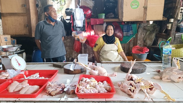 Pedagang daging ayam di Pasar Jaya, Pasar Minggu, Jakarta Selatan, Jumat (24/12).
 Foto: Fariza Rizky Ananda/kumparan