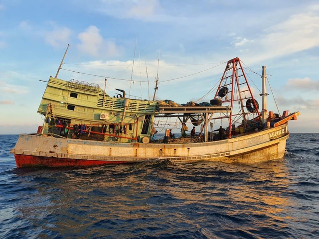 Kapal KIA Vietnam yang curi ikan di Laut Natuna Utara, Jumat (25/12). Foto: Dok. Bakamla RI