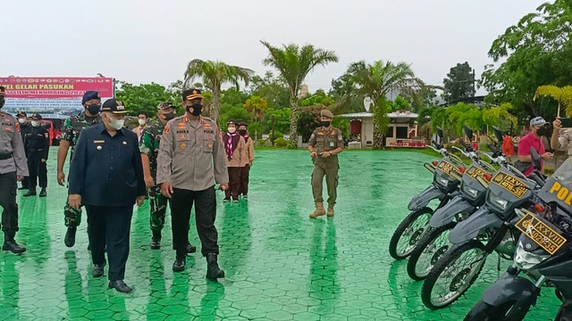 Kapolres Bangka Barat, AKBP Agus Siswanto saat mengecek kesiapan personel dalam pengamanan Hari Raya Natal 2021 dan tahun baru (Nataru) 2022.