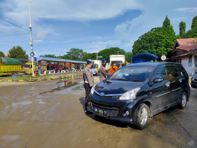 Personel saat mengecek keluar masuk kendaraan dari pos pelabuhan Tanjung Kalian.